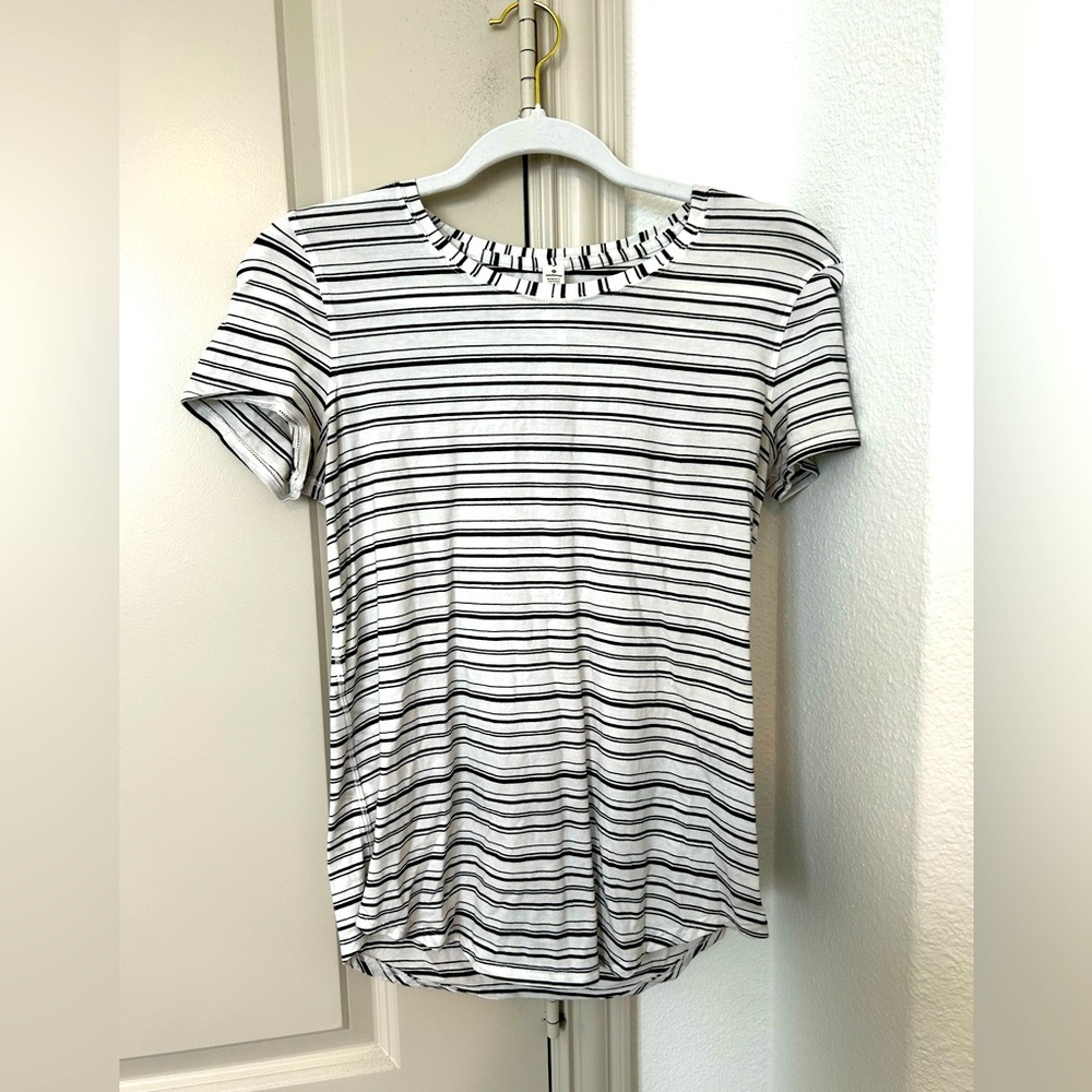 Lululemon shirt- size 4/ never worn / fits loosely / color: black & white stripe
